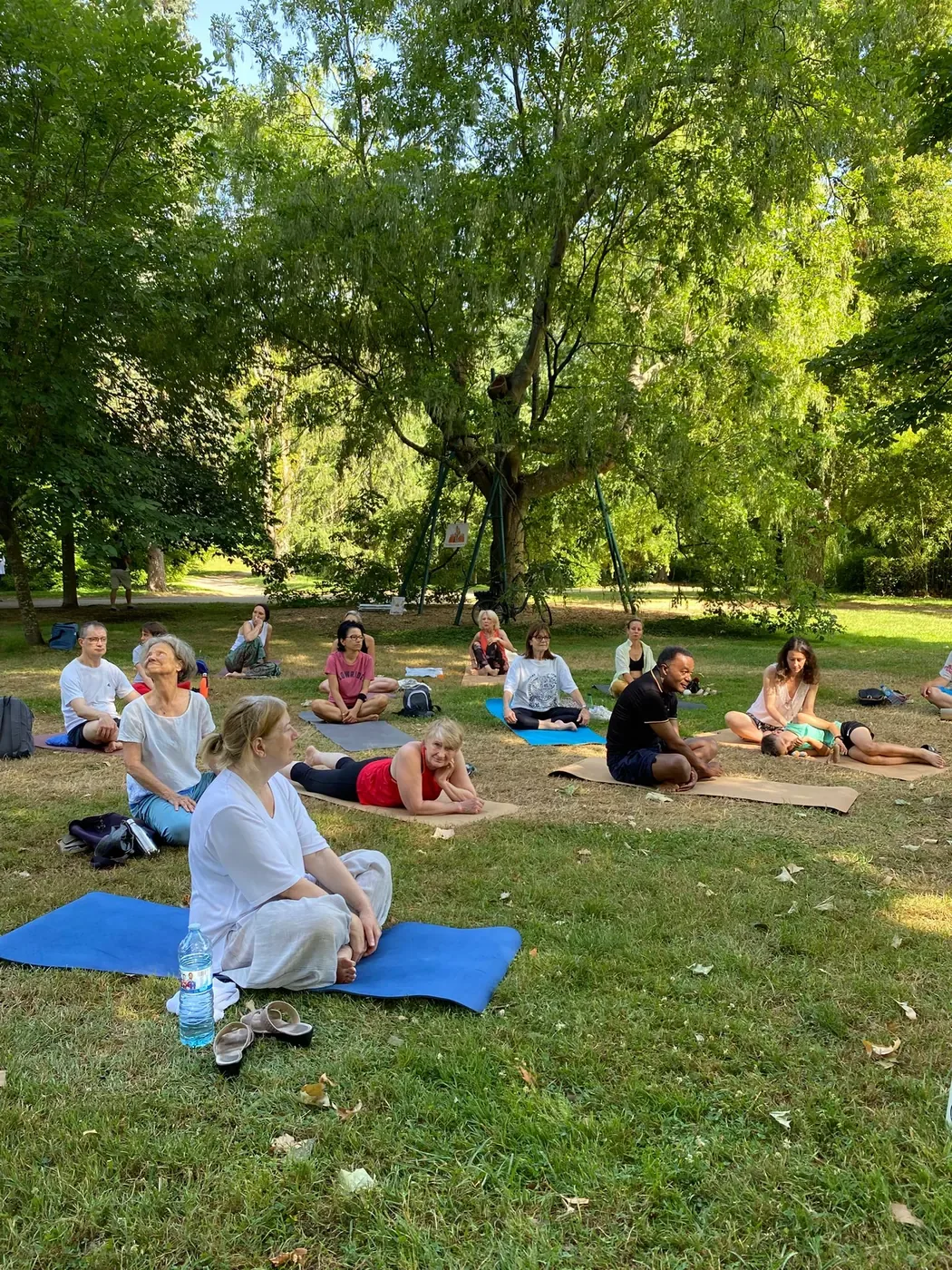 Pratiquants sur leurs tapis lors du Festival du Gitananda Yoga à Vichy