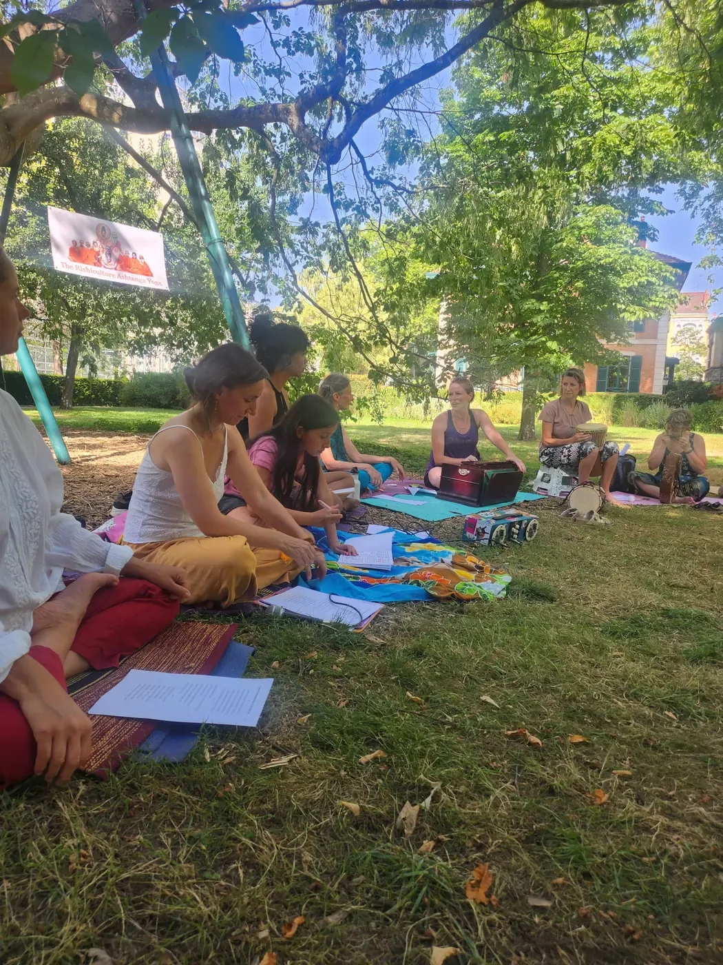 Cercle de chants avec harmonium et percussions au Festival du Gitananda Yoga