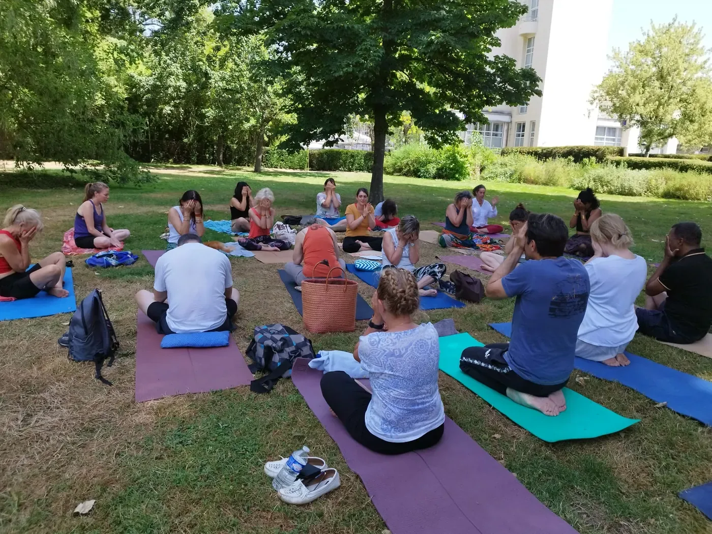 Pratique collective lors de la Journée mondiale du yoga 2026 à Vichy