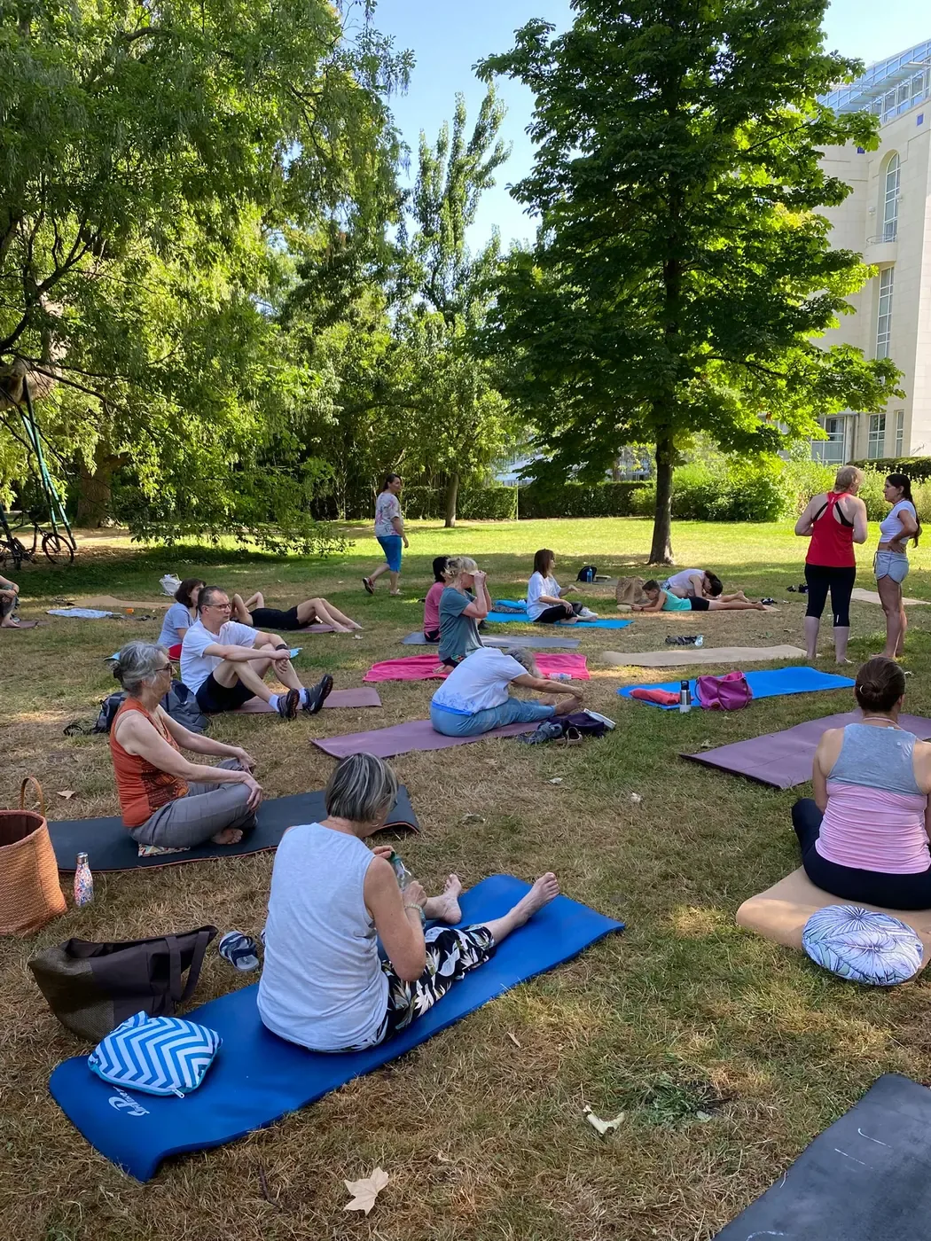 Pratique collective du Gitananda Yoga pendant le festival porté par Yoga Marga