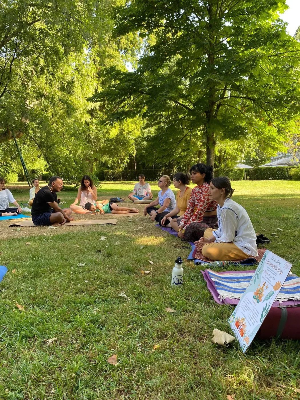 Participants autour des enseignements du Gitananda Yoga lors du festival en France